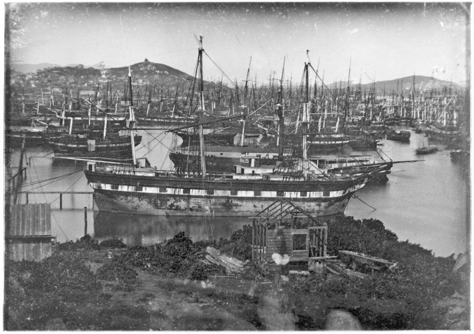 Dit is een van de vijf platen van een panoramische daguerreotypie die rond 1852 door William Shew werd gemaakt Rincon Point de zuidoever van de baai is op de voorgrond te zien