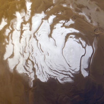 https://www.nationalgeographic.com/content/dam/science/2018/07/25/mars-liquid-lake/02-mars-liquid-lake.jpg Op deze opname vanuit de ruimte is de zuidelijke poolkap van Mars te zien Wetenschappers hebben daar met behulp van radar waarschijnlijk een ondergronds waterachtig reservoir gevonden