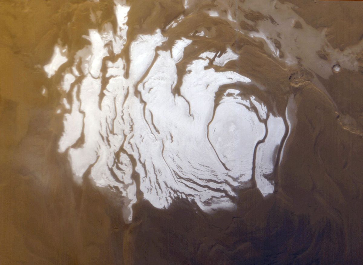 Op deze opname vanuit de ruimte is de zuidelijke poolkap van Mars te zien Wetenschappers hebben daar met behulp van radar waarschijnlijk een ondergronds waterachtig reservoir gevonden