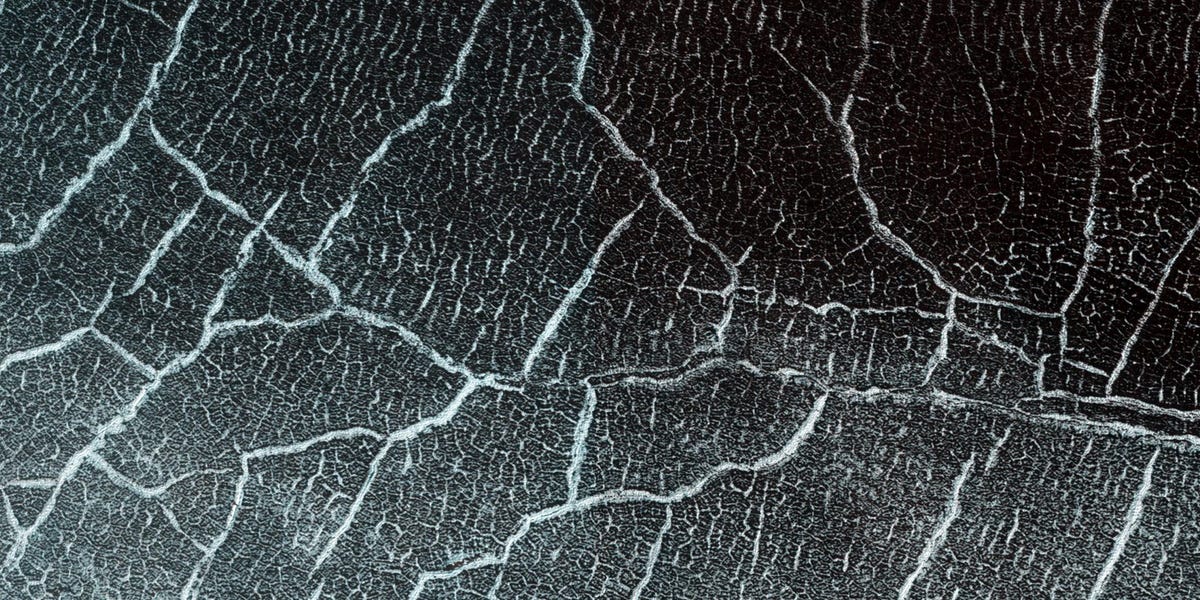 https://www.nationalgeographic.com/content/dam/science/2019/03/27/mars-river/02-mars-river-pia21215_orig.jpg In oeroude tijden zijn veel oude inslagkraters op Mars met ijs gevuld dat in de loop der tijd is gescheurd en verbrokkeld als gevolg van afwisselende perioden van dooi en bevriezing