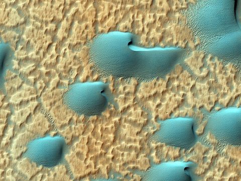 Dit duivenveld ligt op de bodem van een oude krater in Noachis Terra een van de oudste plekken op Mars
