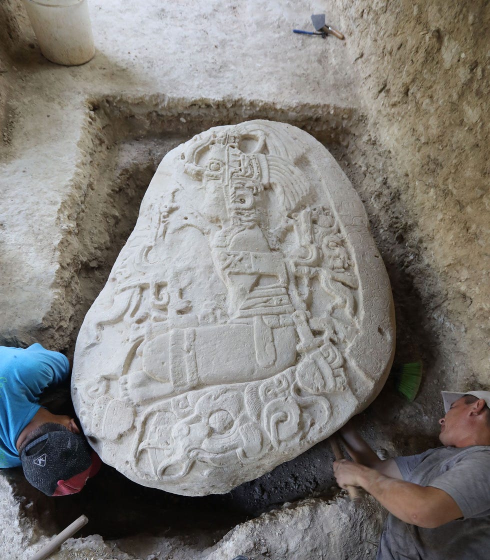 Op een zeldzaam ritueel altaar van bijna 1500 jaar oud dat in La Corona werd ontdekt staat een heerser afgebeeld die vermoedelijk een belangrijke rol heeft gespeeld in de opkomst van de machtige Mayadynastie die bekendstaat onder de naam Slangenkoningen