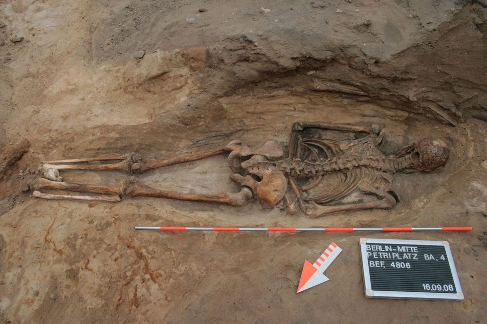 Een middeleeuws graf op een kerkhof in Berlijn onthult een lichaam dat met het gezicht naar beneden is begraven Omgekeerde grafleggingen namen in de late Middeleeuwen sterk toe en kunnen een reactie zijn geweest op het grote aantal doden door de pest
