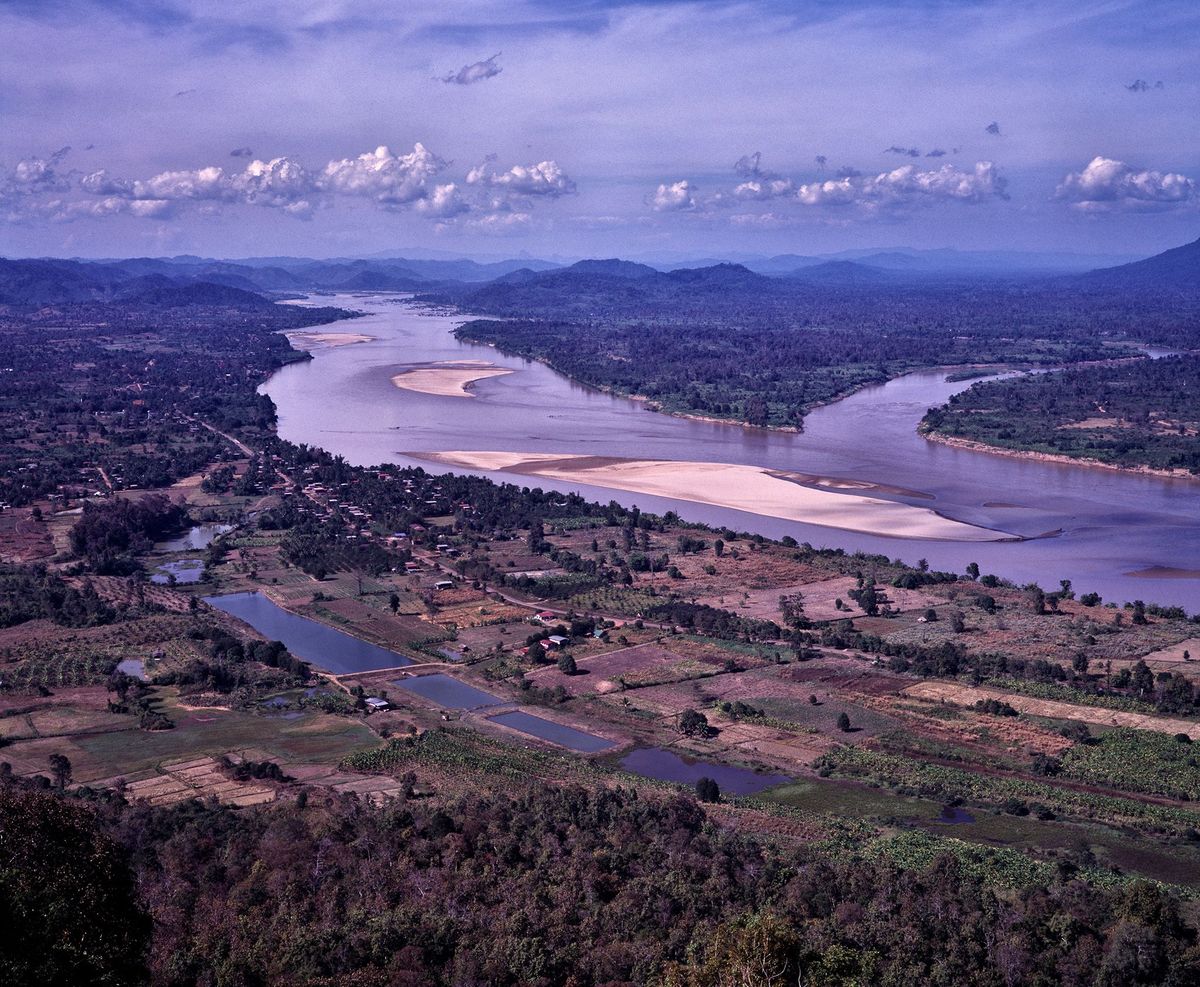 Door droogte en stroomopwaartse dammen heeft de Mekong het laagste peil in honderd jaar bereikt en wordt de voortplanting van vissen bedreigd Dat zijn slechte tekenen voor de voedselvoorziening in het gebied
