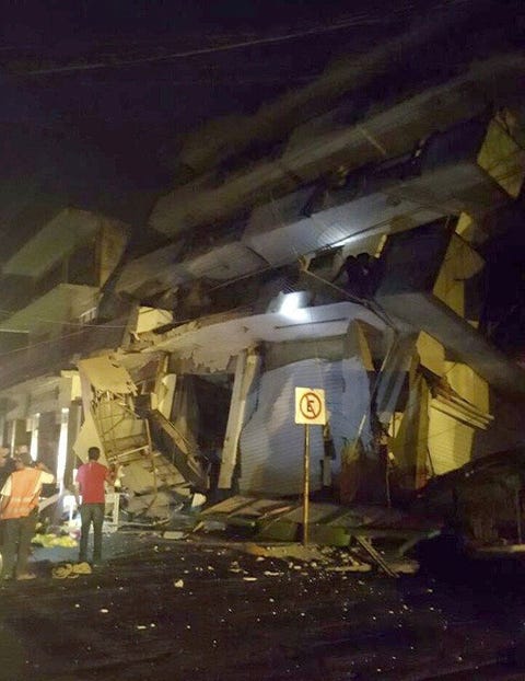 Op een foto van de burgerbescherming is een ingestort gebouw in Oaxaca te zien Volgens de Nationale Seismologische Dienst SSN van Mexico lag het epicentrum van de aardbeving 137 kilometer ten zuidwesten van Tonal in de zuidoostelijke deelstaat Chiapas