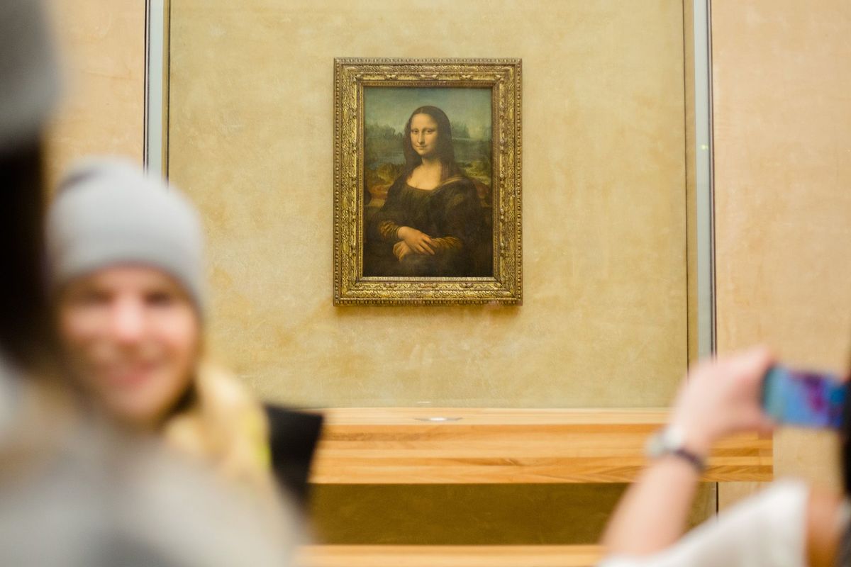 De Mona Lisa hangt in het Louvre in Parijs waar experts een soortgelijke schets uit dezelfde periode evalueren