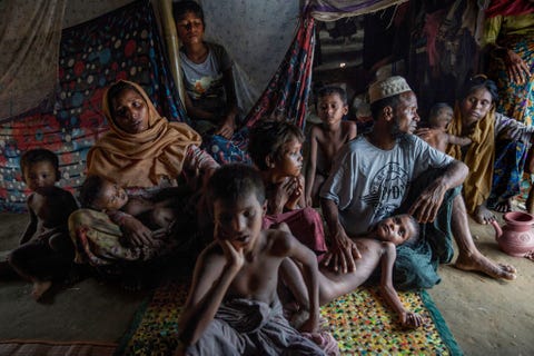 https://www.nationalgeographic.com/content/dam/photography/rights-exempt/most-moving-photos-2017/02-moving-2017-02-rohingya-bangladesh.jpg Wanneer de vluchtelingen eenmaal het overvolle opvangkamp hebben bereikt moeten ze met bamboestokken en een stuk plastic hun eigen tent opzetten zegt fotograaf William Daniels In elke tent die ik binnenging zag ik iemand die gewond of ziek was of getraumatiseerd omdat ze familieleden voor hun ogen gedood hadden zien worden Alle kinderen van Nur Kober rechts en zijn vrouw Joleka links hadden koorts