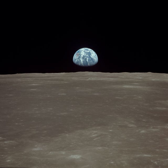EARTHRISEDe Amerikaanse NASAastronaut William Anders maakte deze iconische opname in december 1968 tijdens de Apollo 8missie de eerste bemande ruimtevlucht in een baan om de maan Het beeld werd al snel bekend als Earthrise de opkomst van de aarde