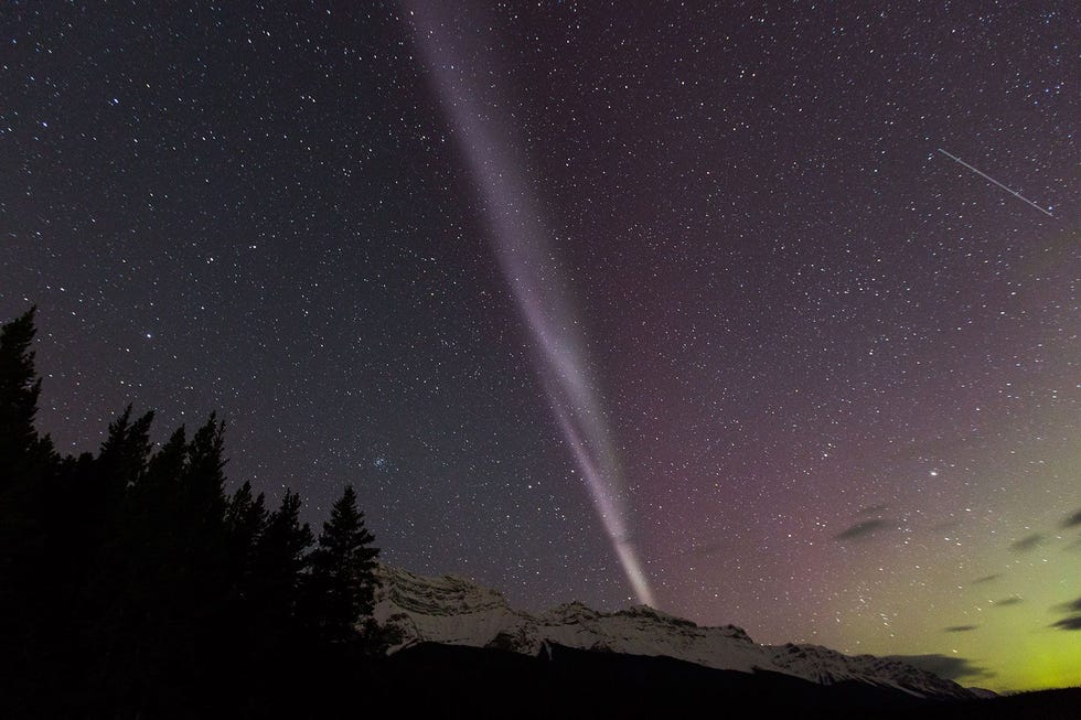 Het noorderlicht dat Steve wordt genoemd boven Lake Minnewanka in de Canadese provincie Alberta