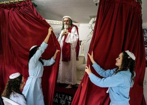 In de kapel van zijn residentie sluit INRI Cristo een gebedsbijeenkomst af