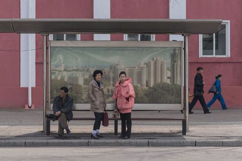 Op een foto die op vrijdag 7 april 2017 werd genomen wachten passagiers bij een bushalte in Pyongyang
