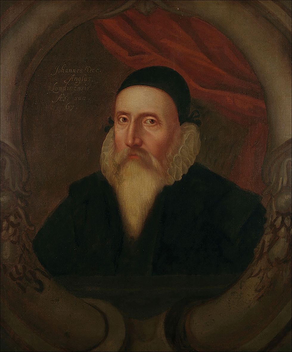 Een portret van John Dee 15271608 Dee begaf zich in eerste instantie op het grensvlak tussen natuurlijke magie dat werd gezien als een tak van de wetenschap en demonische magie dat als ketterij werd gezien  waar hij zich uiteindelijk in begaf schrijven de onderzoekers