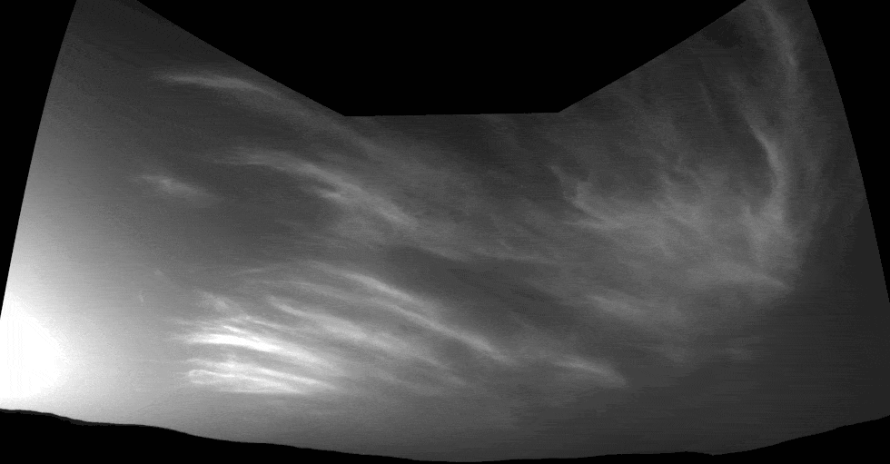 De Marsrover Curiosity nam op 17 mei 2019 met haar navigatiecameras fotos van deze voorbij trekkende wolkenflarden Ze bestaan waarschijnlijk uit waterijs en bevinden zich op een hoogte van zon dertig kilometer boven het oppervlak van de planeet