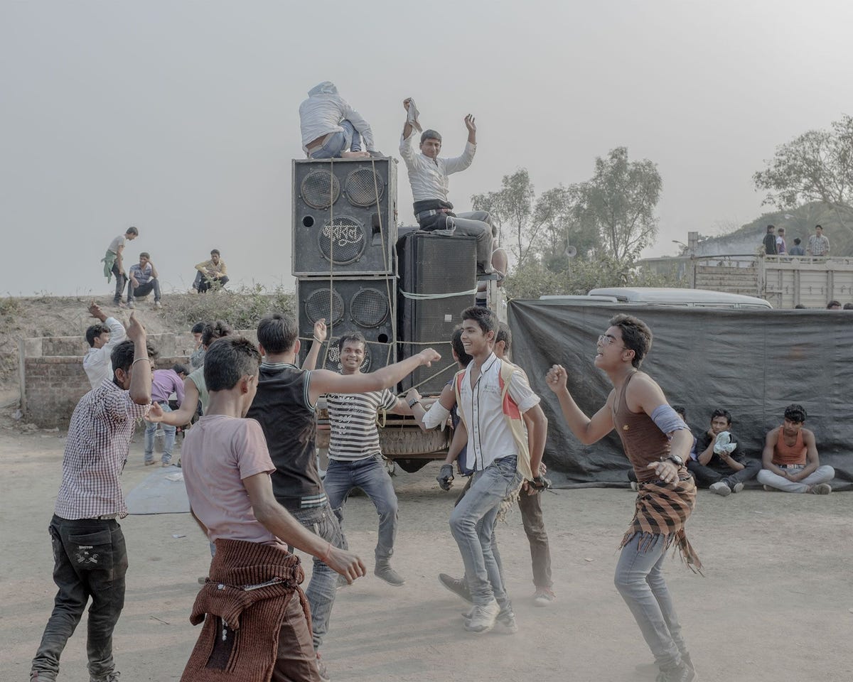 De muziek uit recente Bengaalse en Hindi blockbusters staat veel harder dan mag als een groep mannen aan het dansen is Door de OostIndiase stad Taki lopen verschillende rivieren waardoor dit een populaire bestemming is voor picknicks