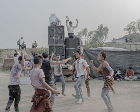 De muziek uit recente Bengaalse en Hindi blockbusters staat veel harder dan mag als een groep mannen aan het dansen is Door de OostIndiase stad Taki lopen verschillende rivieren waardoor dit een populaire bestemming is voor picknicks
