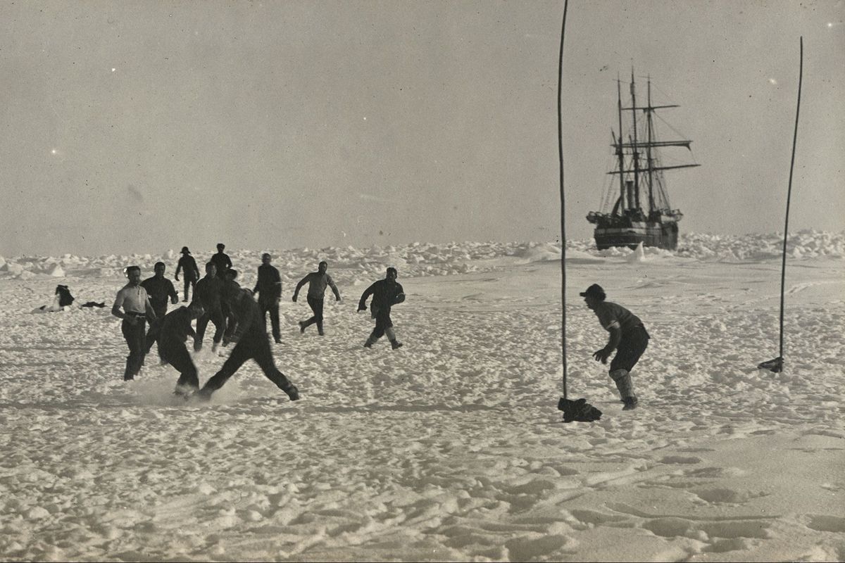 Ontdekkingsreiziger Ernest Shackleton en zijn bemanning worstelden maandenlang met afzondering gevaren en onzekerheid nadat hun schip deEndurancein 1915 in het pakijs vast was komen te zitten Partijtjes voetbal waren een van de vele afleidingen die Shackleton bedacht om zijn mannen bezig en hun moreel hoog te houden