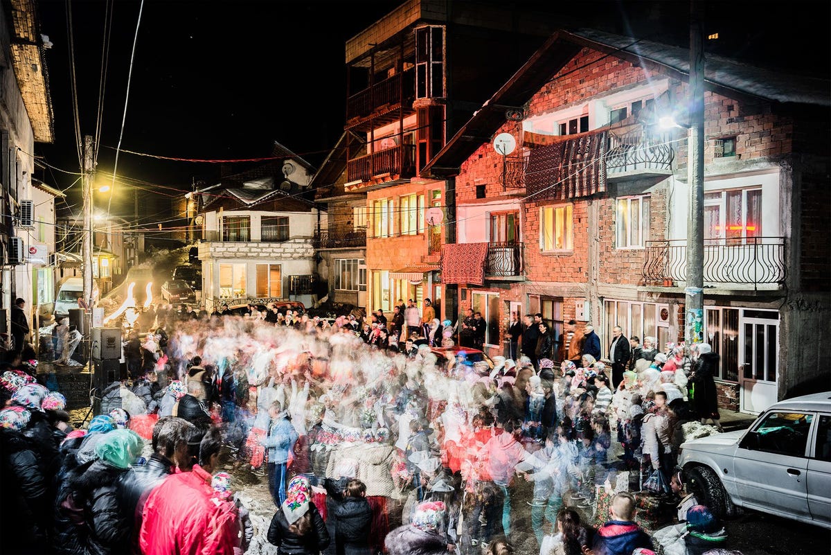 In Ribnovo wordt op een bruiloft de traditionele dans houra gedanst voor Salve Kgiselova en haar bruidegom Reihan Kiselov