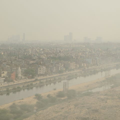 Op een eindeloos lijkende vuilstortplaats in Bhalswa Delhi zoekt een meisje naar plastic