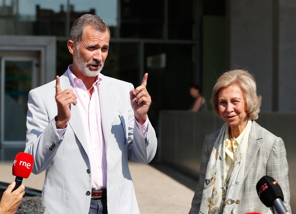 rey Felipe, rey Juan Carlos, reina Letizia, doña Sofía, infanta Sofía, princesa Leonor, El rey Felipe confirma que doña Letizia y sus hijas visitarán al rey Juan Carlos, El rey Felipe y doña Sofía confirman que la operación de don Juan Carlos ha sido un éxito, Primeras impresiones del rey Felipe y doña Sofía tras la operación del rey Juan Carlos