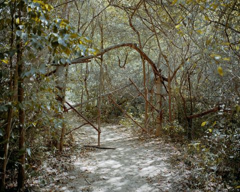 Een poort naar een van de kleinere communes aan de rand van Auroville