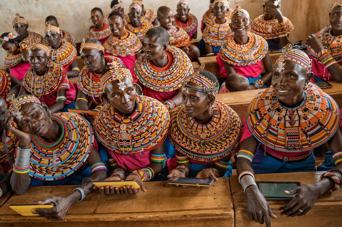 Wekelijks komen zon vijftig Samburuvrouwen samen om les te geven en te krijgen in de enige school in de omtrek Het onderwijs wordt ondersteund met door Kio Kit gedoneerde tablets