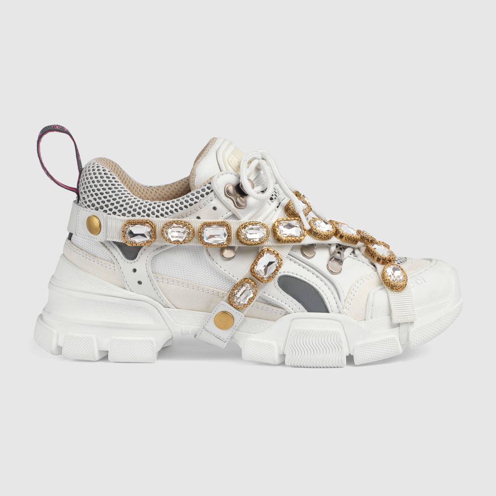 Le nuove sneakers con cui fare un figurone questo autunno inverno 2019 sono quelle di Gucci, si chiamano Flashtrek e sono un ibrido tra un paio di scarponcini trekking e sandali gioiello, da indossare con i look con la gonna.