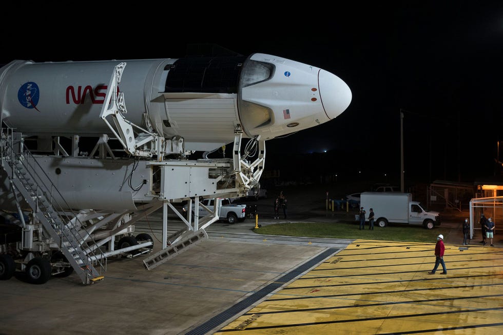Tijdens voorbereidingen voor de Crew1missie op het Lanceercomplex 39A van het Kennedy Space Center op maandag 9 november 2020 wordt een Falcon 9raket van SpaceX met de capsule Crew Dragon uit de HIF Horizontal Integration Facility gerold