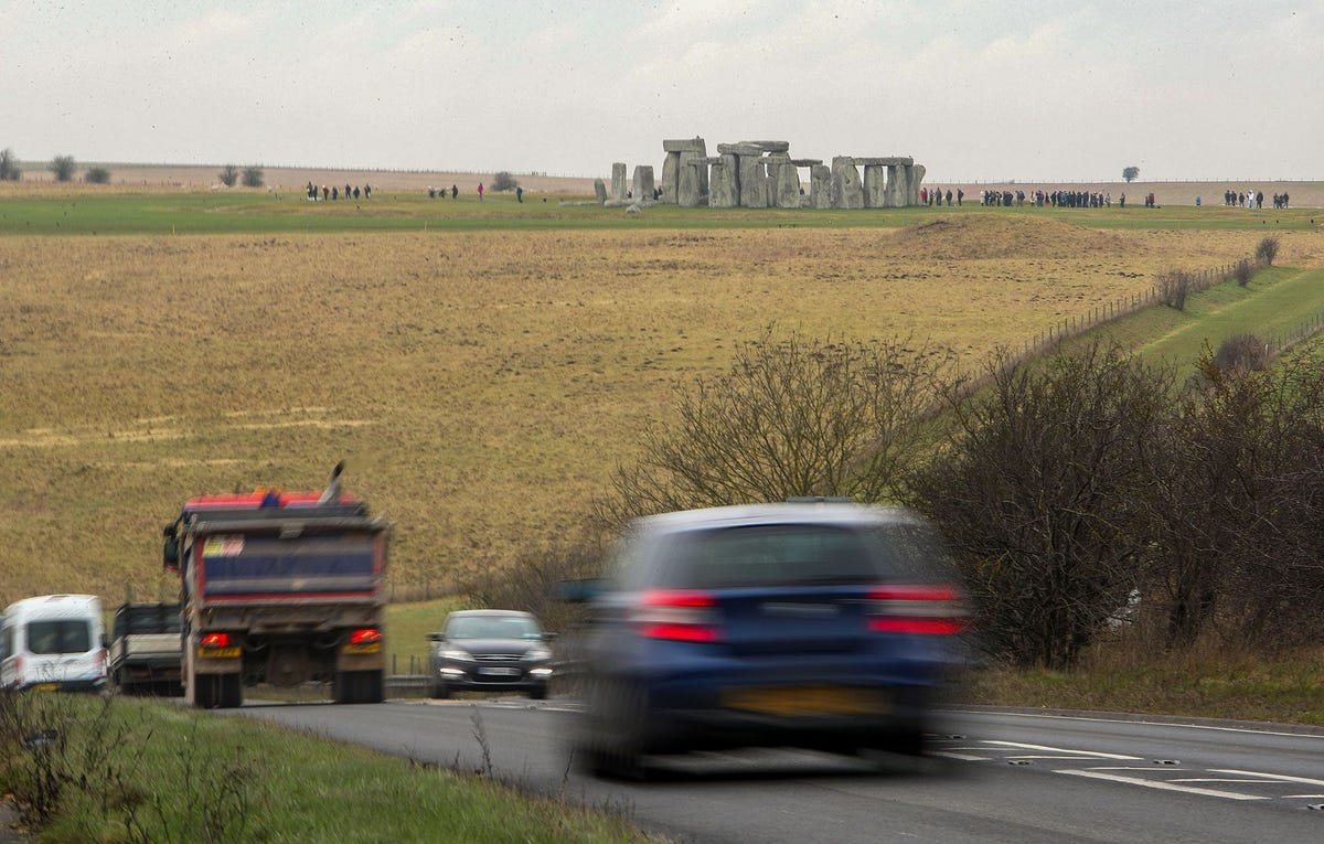 De Britse regering heeft de aanleg van een tunnel aangekondigd ter vervanging van een drukke weg vlakbij Stonehenge