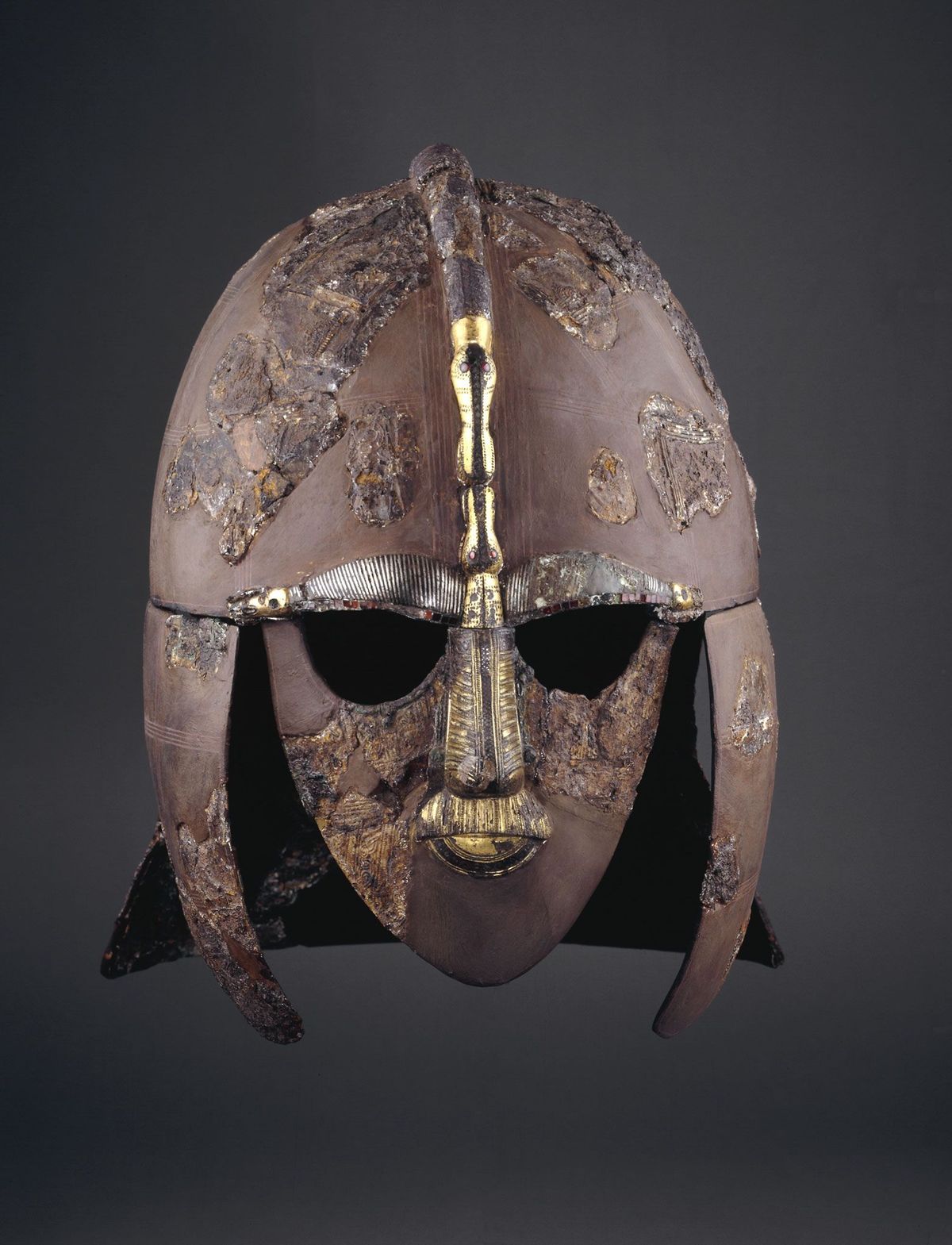 Deze bijzondere helm werd begin zevende eeuw bij Sutton Hoo begraven samen met zijn Angelsaksische eigenaar een vooraanstaande krijger of mogelijk zelfs een koning