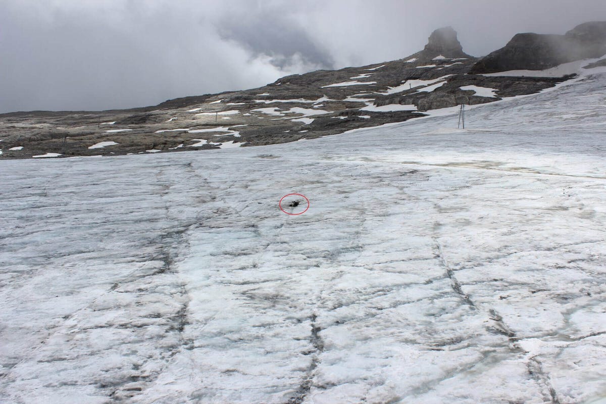 In de cirkel op deze foto zijn de twee lichamen te zien die in het niet vallen bij de uitgestrekte Tsanfleurongletsjer in het gebergte van Les Diablerets in Zwitserland