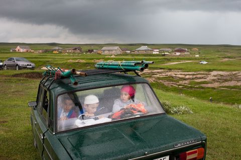 Gestrand door een voorjaarsstorm die het dorp Khunzakh nadert schuilen drie van Magomed Askhabalis jonge discipelen in zijn auto in afwachting van zijn toestemming om terug te keren naar de touwen