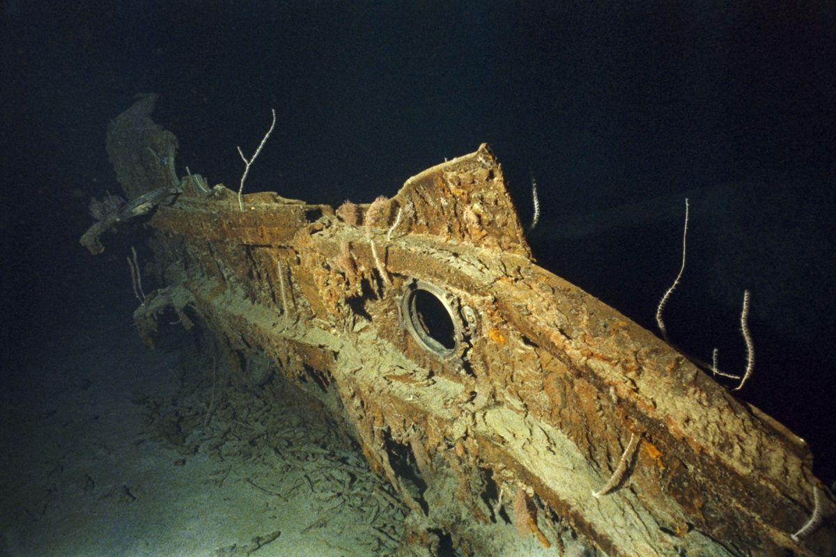 In een fragment van de romp van de Titanic is een patrijspoort te zien