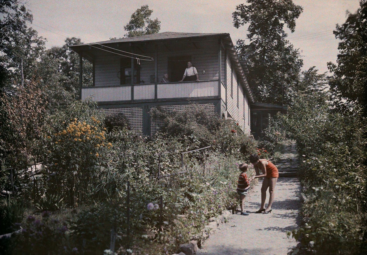 Een vrouw praat met een kind bij een zomerhuisje aan Lake Hopatcong New Jersey Hoewel veel vrouwen flink reisden in de jaren 20 waren soloreizen een stuk moeilijker te maken aangezien getrouwde vrouwen slechts een paspoort op hun mans naam konden krijgen