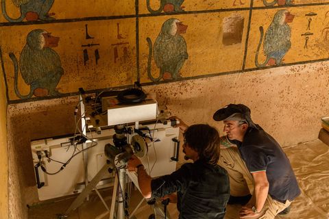 Technici plaatsen een radarantenne voor de westwand van het graf van Toetanchamon Als er inderdaad verborgen vertrekken worden gevonden zou het volgens n hypothese gaan om het graf van koningin Nefertiti de stiefmoeder van Toetanchamon