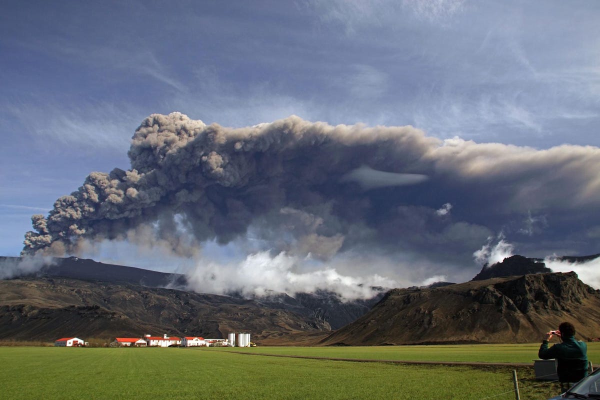 Vulkanische assen komen uit de Eyjafjallajkull een IJslandse vulkaan Deze foto is genomen in mei 2010 Noordelijk gelegen vulkanen kunnen een groot effect hebben gehad op het oude Egypte