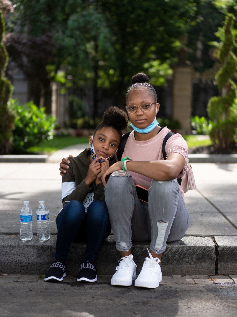 Studente Shel Evans 30 van de Howard University bracht haar dochter Christin Jackson 9 mee naar de Black Lives Matter Plaza bij het Witte Huis omdat ze wilde dat zij dit zag Dit is geschiedenis