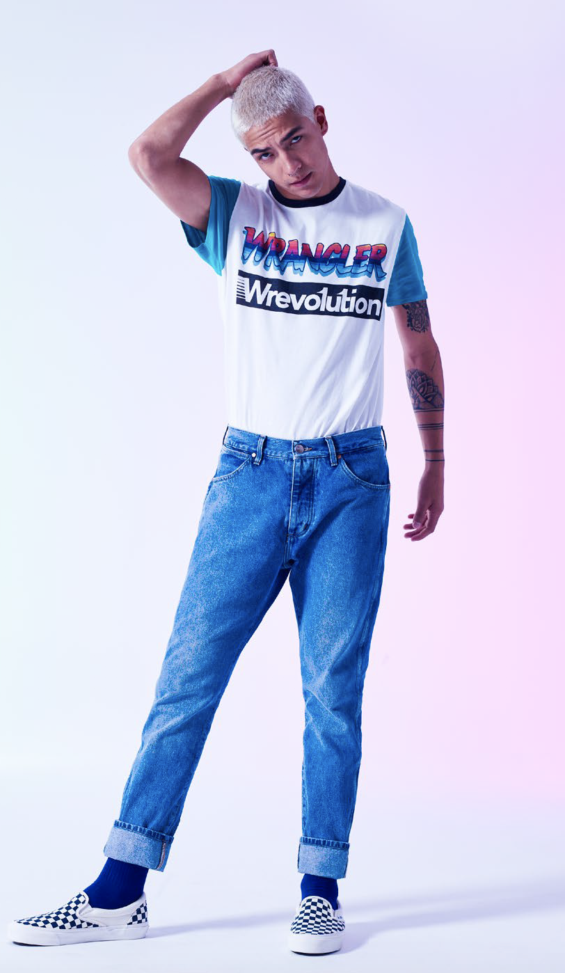 Blue, Jeans, Clothing, Denim, Cool, T-shirt, Electric blue, Fashion, Standing, Footwear, 