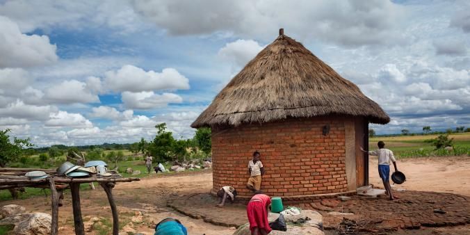 Negen weeskinderen en hun bejaarde grootouders proberen hier het hoofd boven water te houden In Zimbabwe hebben bijna een miljoen kinderen een of beide ouders verloren aan aids