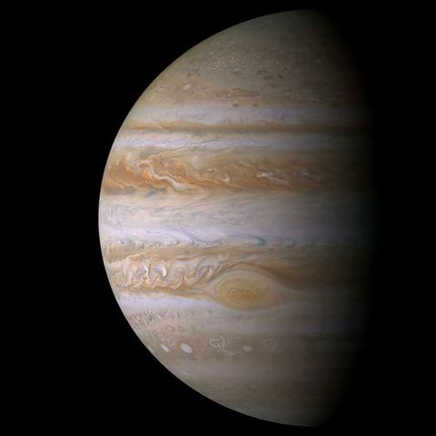 Op weg naar Saturnus passeerde Cassini ook Jupiter waar de sonde in december 2000 het dichtst langs de gasreus scheerde Deze compilatiefoto in werkelijke kleuren van de grootste planeet van ons zonnestelsel is samengesteld uit beelden die door Cassinis kleinhoekcamera werden gemaakt