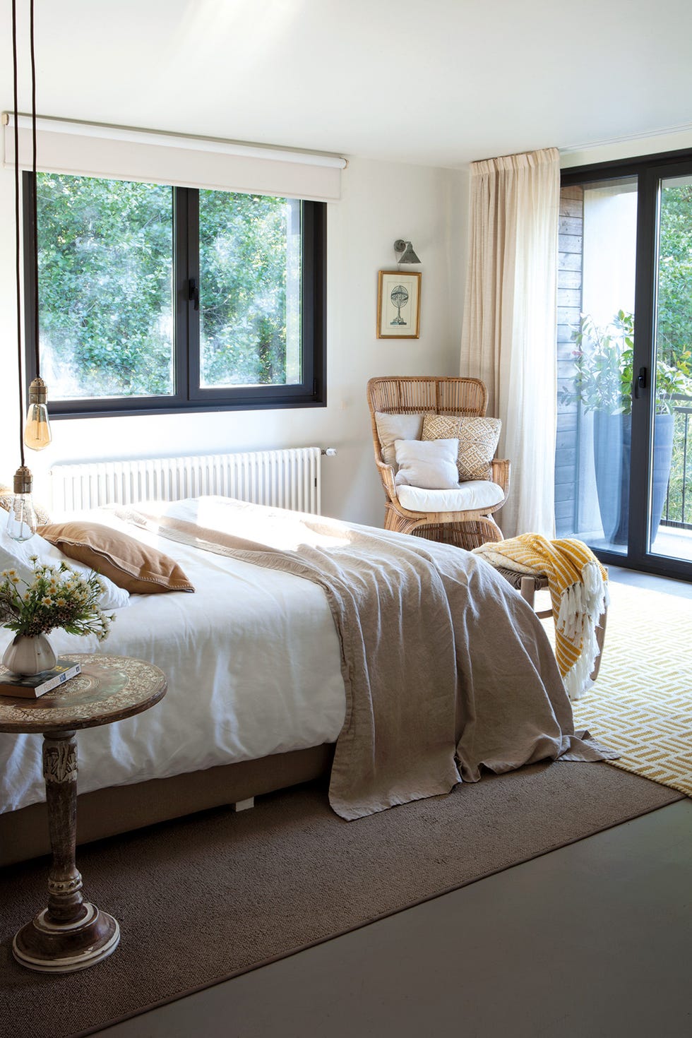 Bedroom, Furniture, Room, Bed, Interior design, Bed sheet, Bedding, Property, Bed frame, Home, 