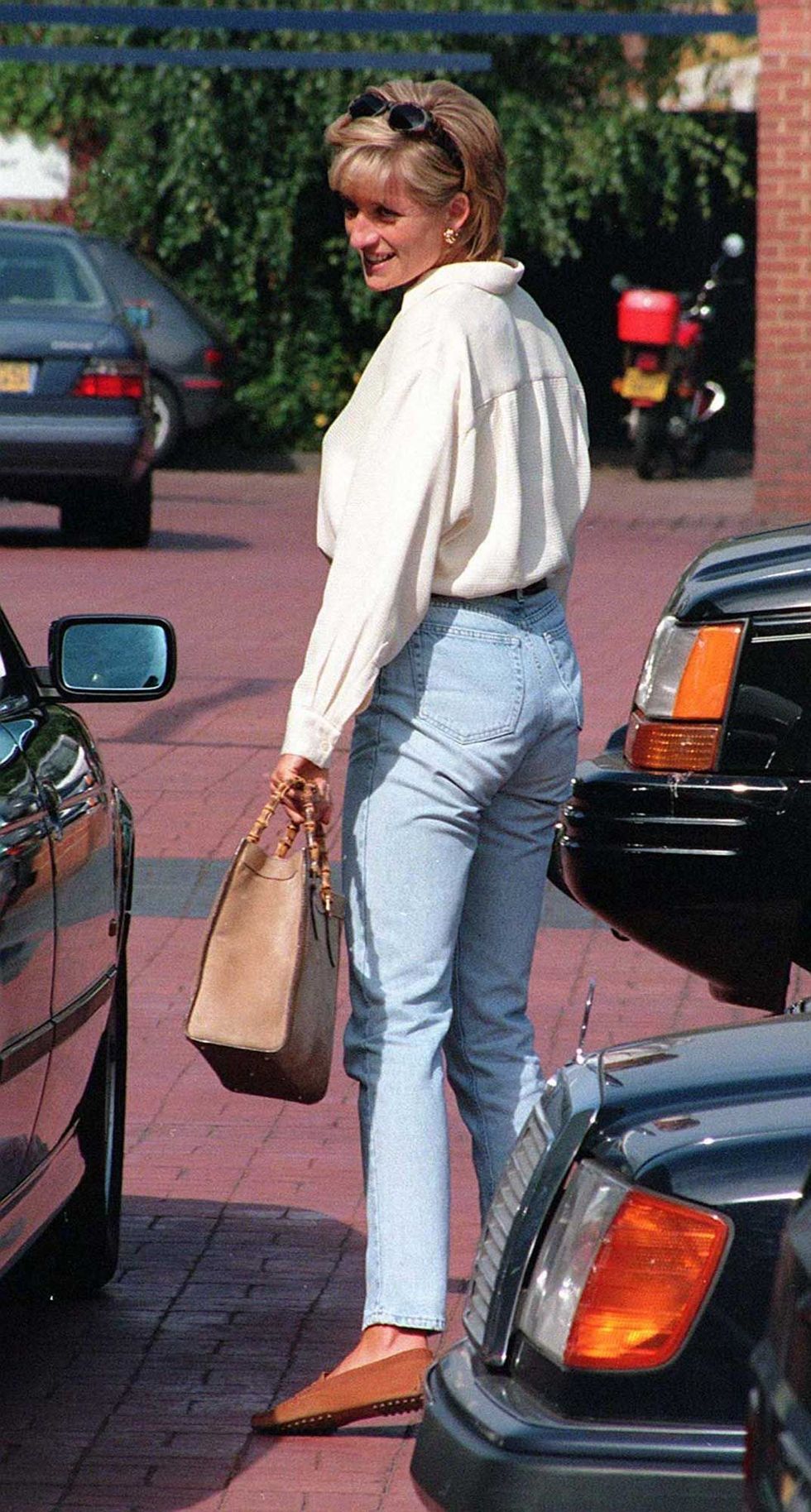 Gucci Diana Mini Leather Tote Bag in White - Gucci