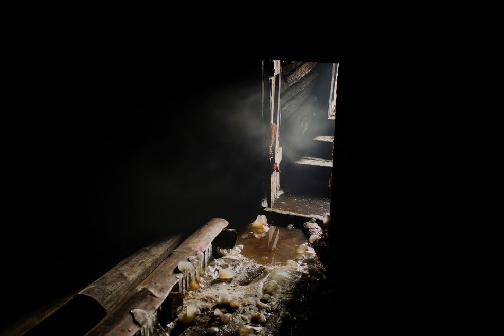 In een permafrostkelder van een afgedankt boterfabriekje in het dorp Kjoejoreljach liggen nog brokken ijs