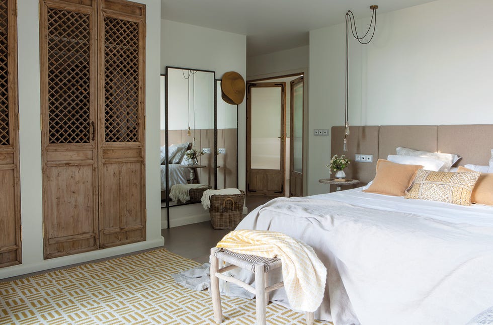 Bedroom, Furniture, Room, Bed, Property, Bed frame, Bed sheet, Interior design, Bedding, Wall, 