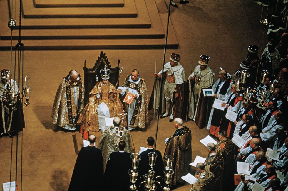 Op 2 juni 1953 wordt de 25jarige Elizabeth II in Westminster Abbey te Londen door de aartsbisschop van Canterbury tot koningin gekroond