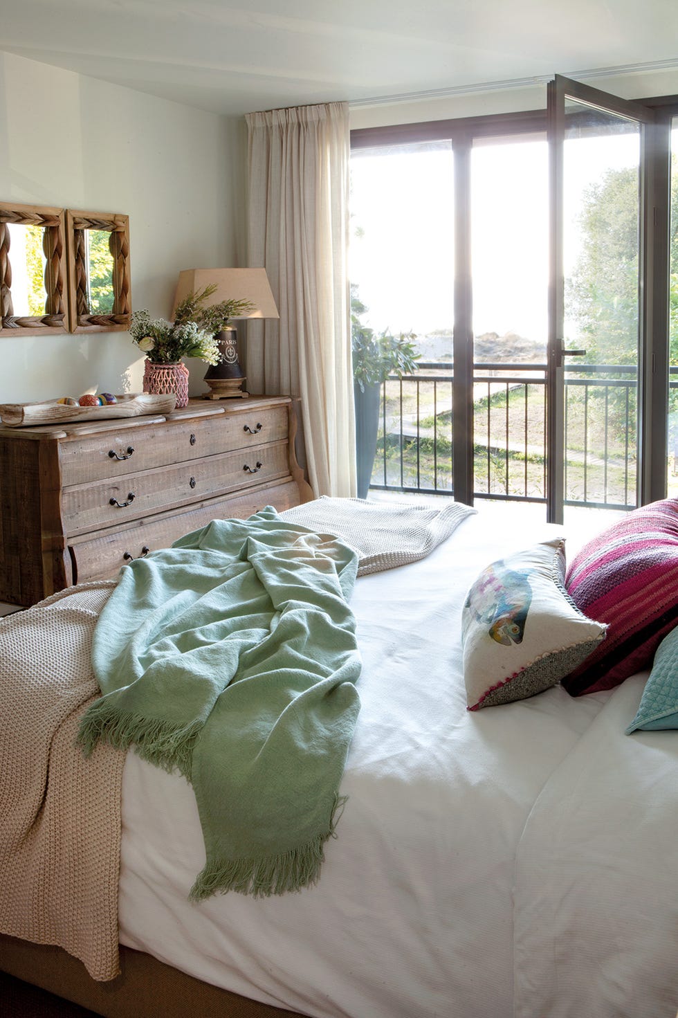 Bedroom, Furniture, Room, Bed, Bed sheet, Property, Bed frame, Interior design, Bedding, Mattress, 