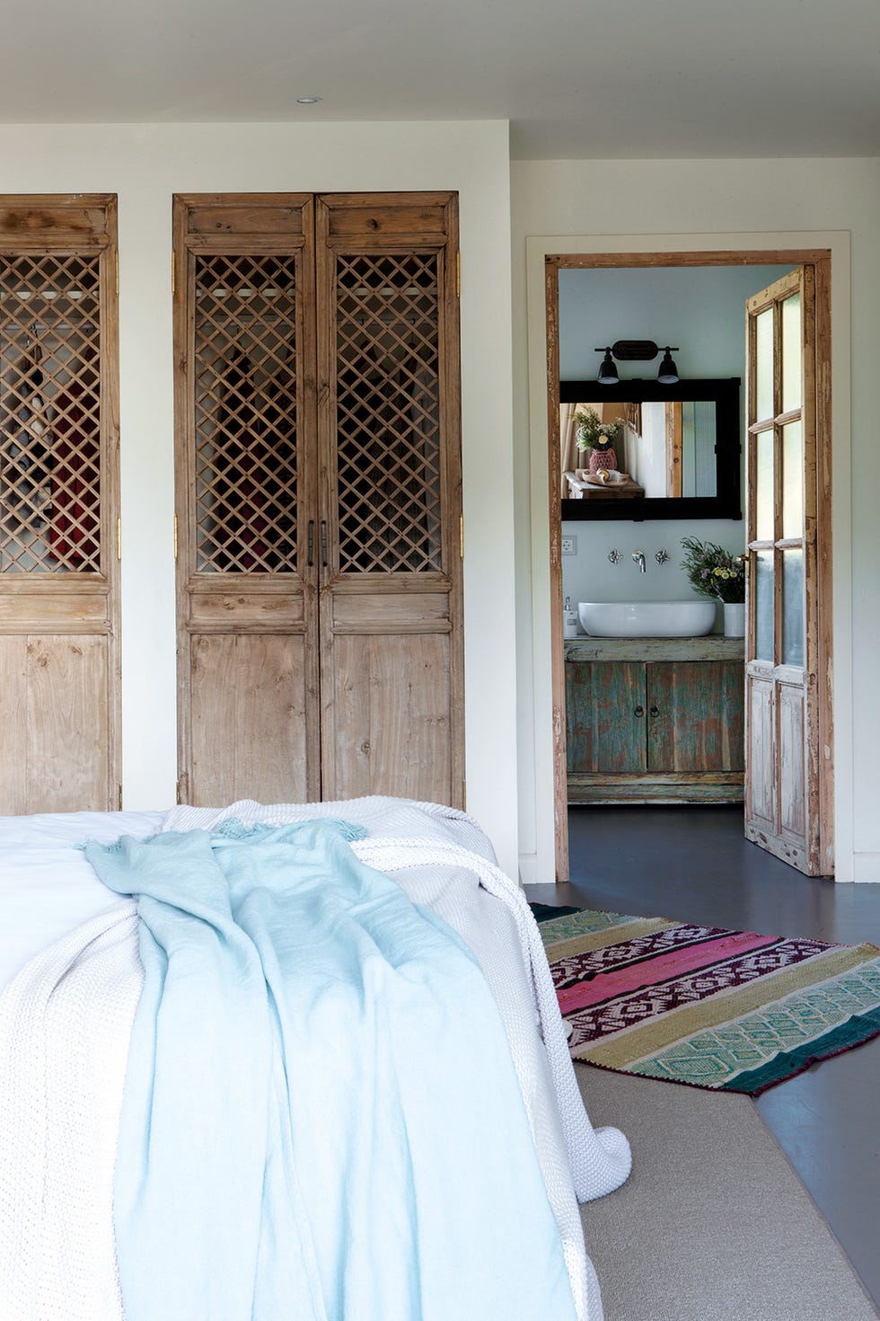Bedroom, Room, Furniture, Property, Bed, Bed sheet, Interior design, House, Wall, Bed frame, 