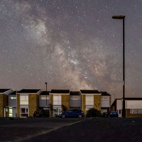 In het kustplaatsje Pagham in West Sussex Engeland zijn de straatlantaarns niet ontstoken om deze spectaculaire blik op de sterrenhemel mogelijk te maken