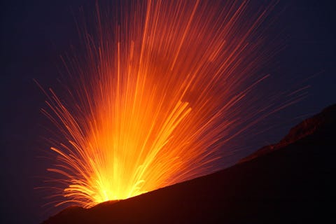 https://www.nationalgeographic.com/content/dam/science/2019/09/23/earth_action/02_eruption_cbkmbt.jpg De Indonesische berg Anak Krakatau kind van de Krakatau is een uitzonderlijk rusteloze vulkaan die om de paar jaar tot leven komt De vulkaan verrees in de reusachtige krater die achterbleef na de beruchte uitbarsting van de Krakatau in 1883 een van de grootste natuurrampen in de recente geschiedenis Onlangs heeft ook het kind van de Krakatau een scne gemaakt tijdens een half jaar durende uitbarsting in 2018 stortte een deel van zijn kraterwand in waardoor een muur van water naar de naburige kust raasde