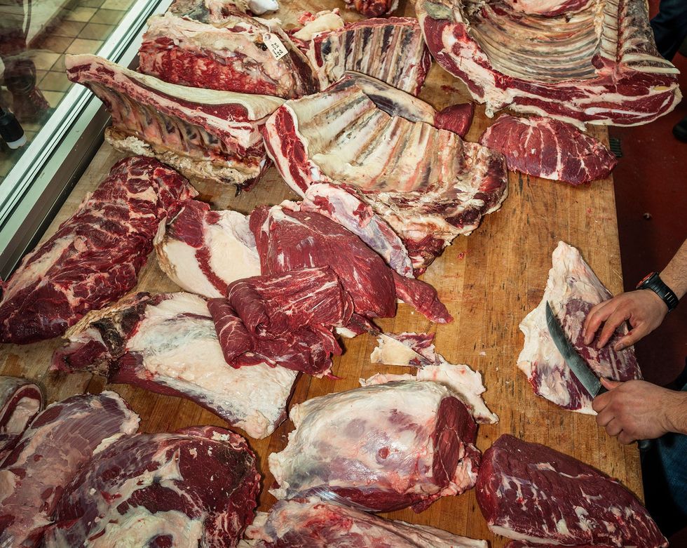 Een slager in Texas verwerkt een homp rundvlees tot verschillende stukken vlees