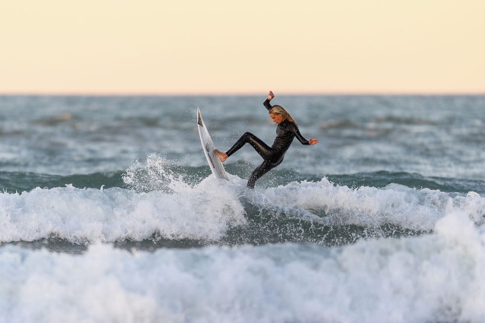 Op 28 april gaat surfkampioene Ava Henderson in Christchurch weer voor het eerst het water op sinds het land op 26 maart op slot ging